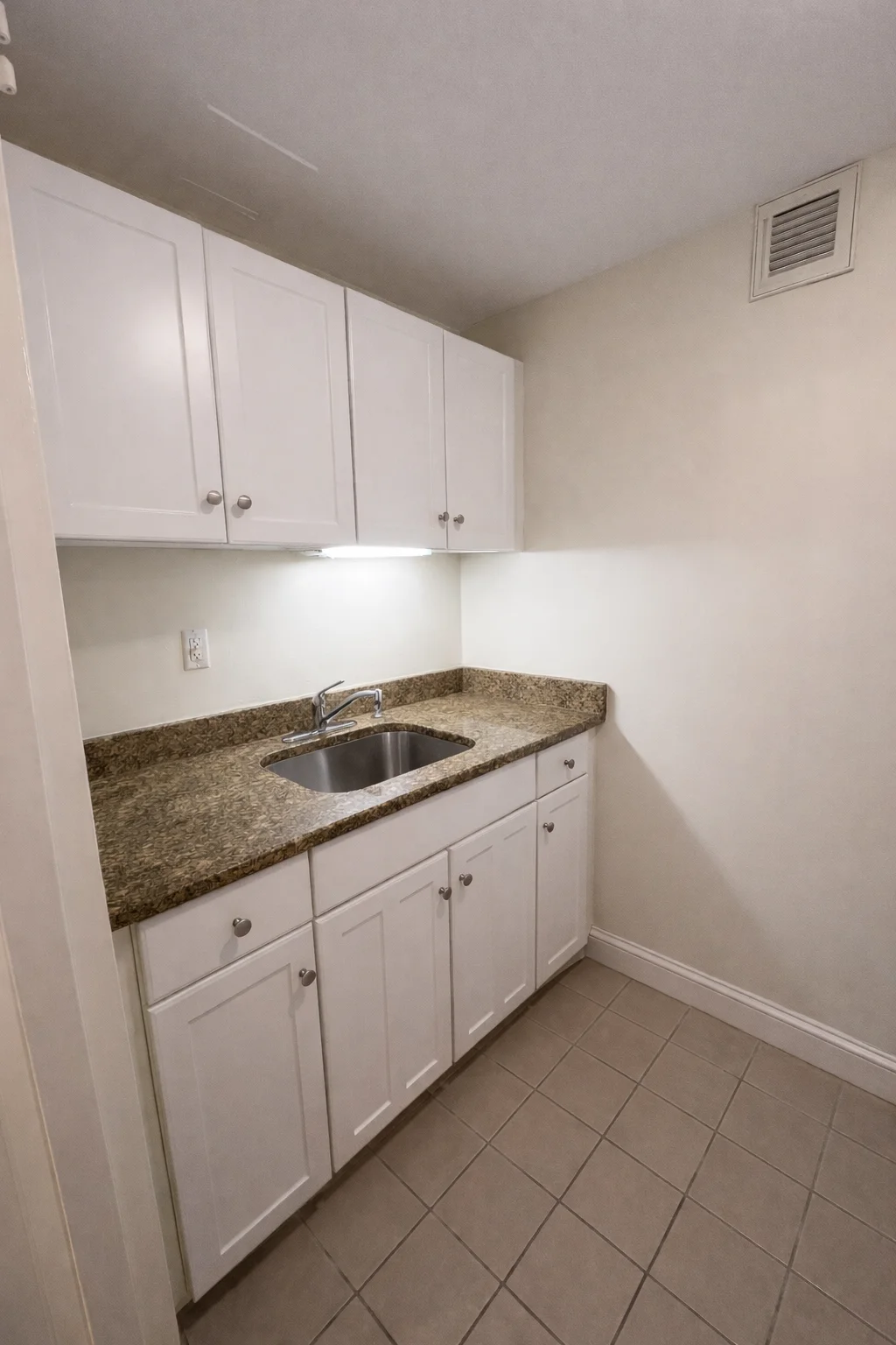 Studio bed, 1 bath apartment for rent at 6 Juniper St Unit 4, Brookline Village — photo 5 of 10
