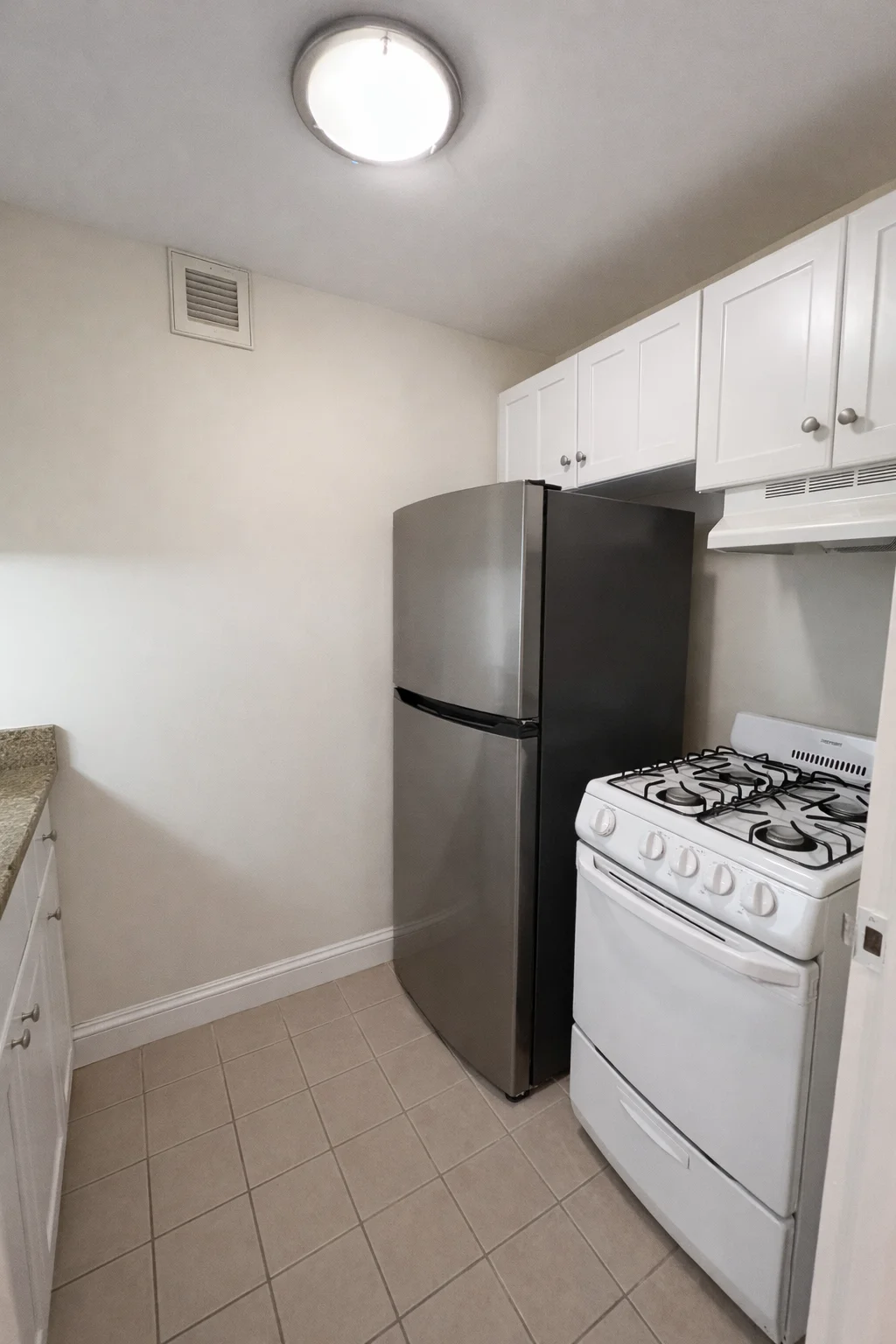 Studio bed, 1 bath apartment for rent at 6 Juniper St Unit 4, Brookline Village — photo 6 of 10