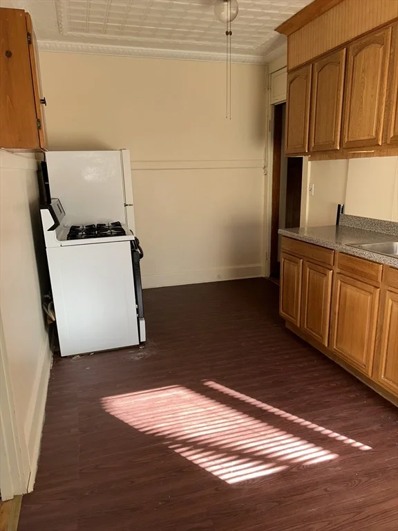 2 bed, 1 bath apartment for rent at 6 Laurel St Unit 2R, Elmwood — photo 5 of 12