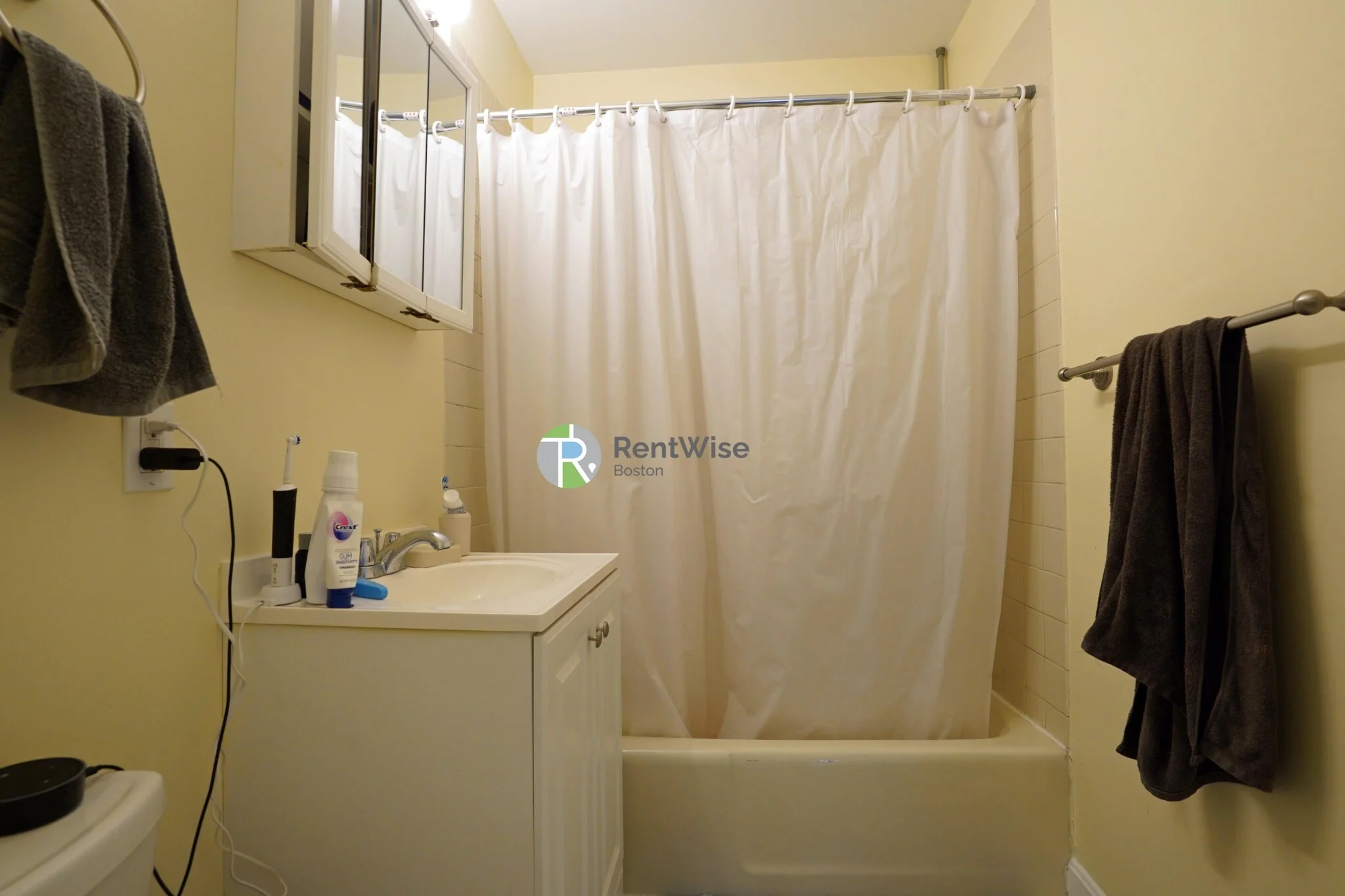 3 bed, 1 bath apartment for rent at 6 Lorraine Ter Unit 1, Brighton — photo 7 of 20