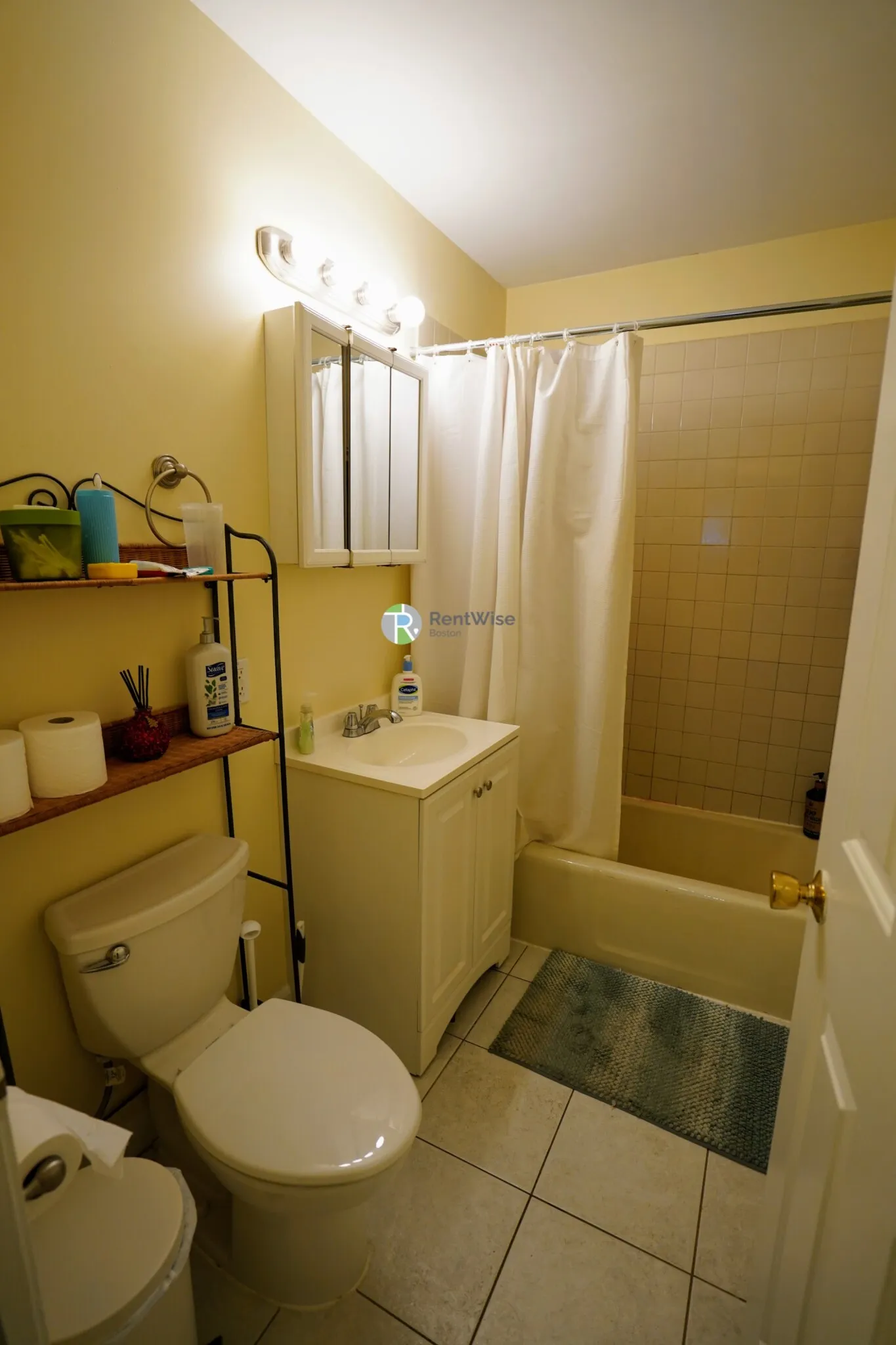 3 bed, 1 bath apartment for rent at 6 Lorraine Ter Unit 1, Brighton — photo 6 of 11
