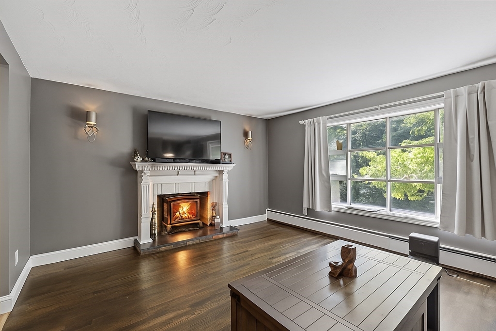 3 bed, 1 bath apartment for rent at 6 Mackin St, Hudson — photo 4 of 35