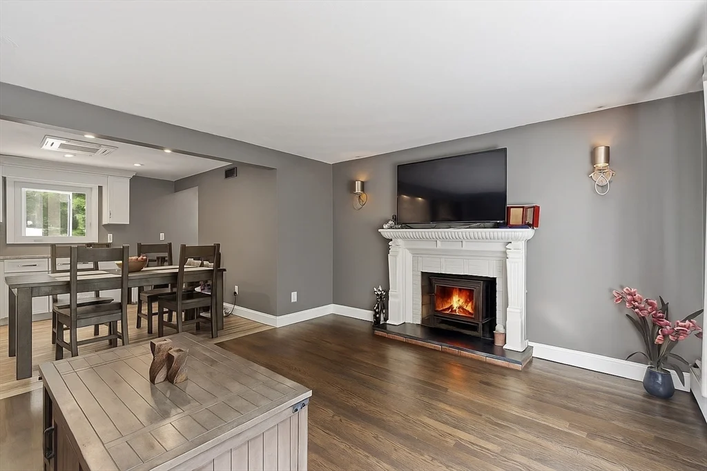 3 bed, 1 bath apartment for rent at 6 Mackin St, Hudson — photo 3 of 35