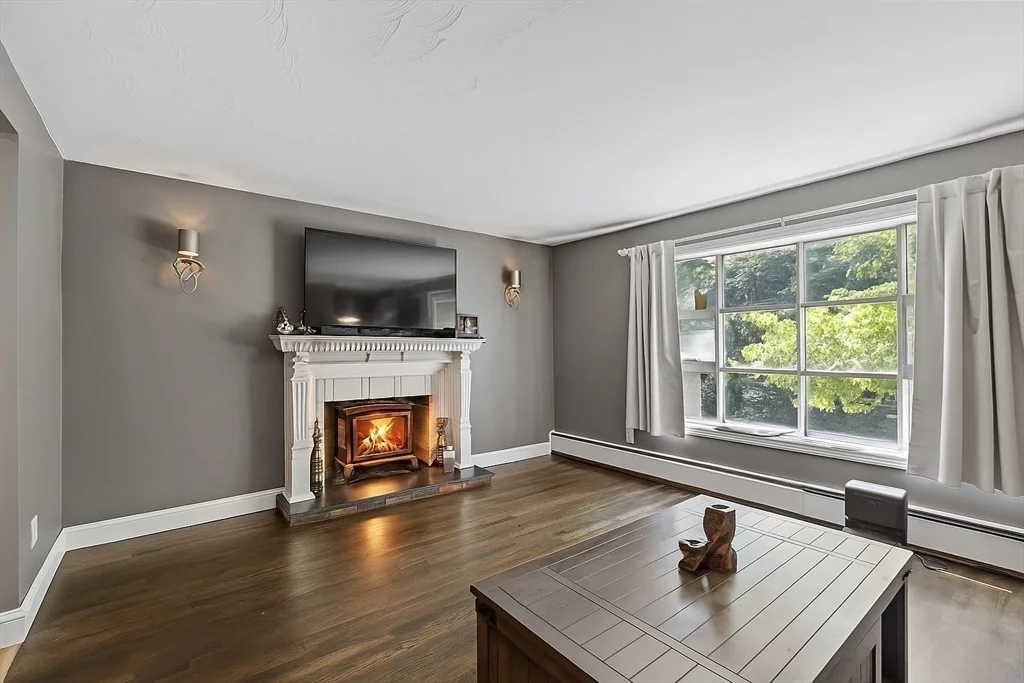 3 bed, 1 bath apartment for rent at 6 Mackin St, Hudson — photo 4 of 35