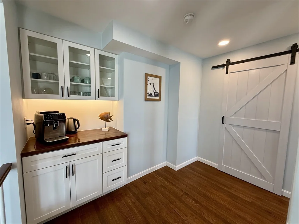 3 bed, 3 bath apartment for rent at 6 Marina Dr Unit 6, Hull — photo 7 of 33