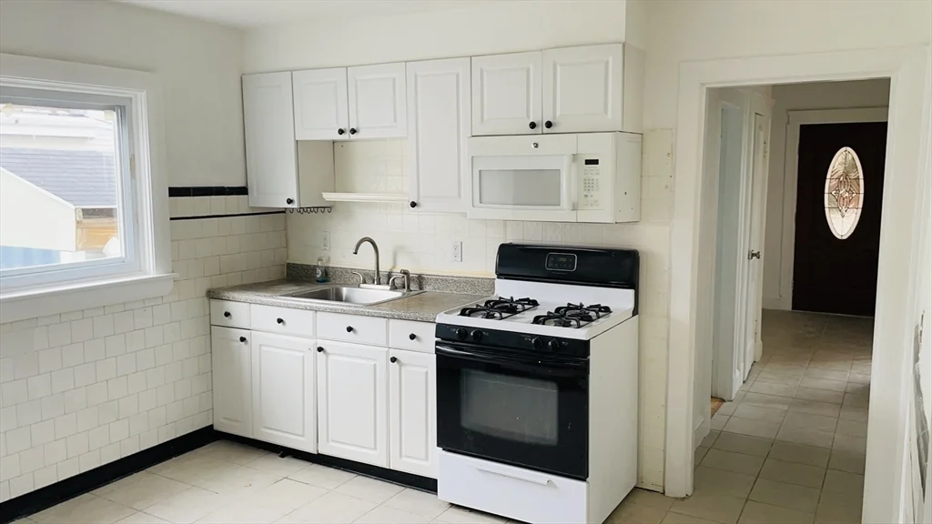 4 bed, 1 bath apartment for rent at 6 Meacham St Unit 1, Somerville