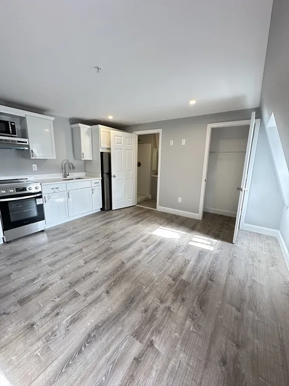 Studio bed, 1 bath apartment for rent at 6 Monroe St Unit 315, Salem — photo 3 of 7