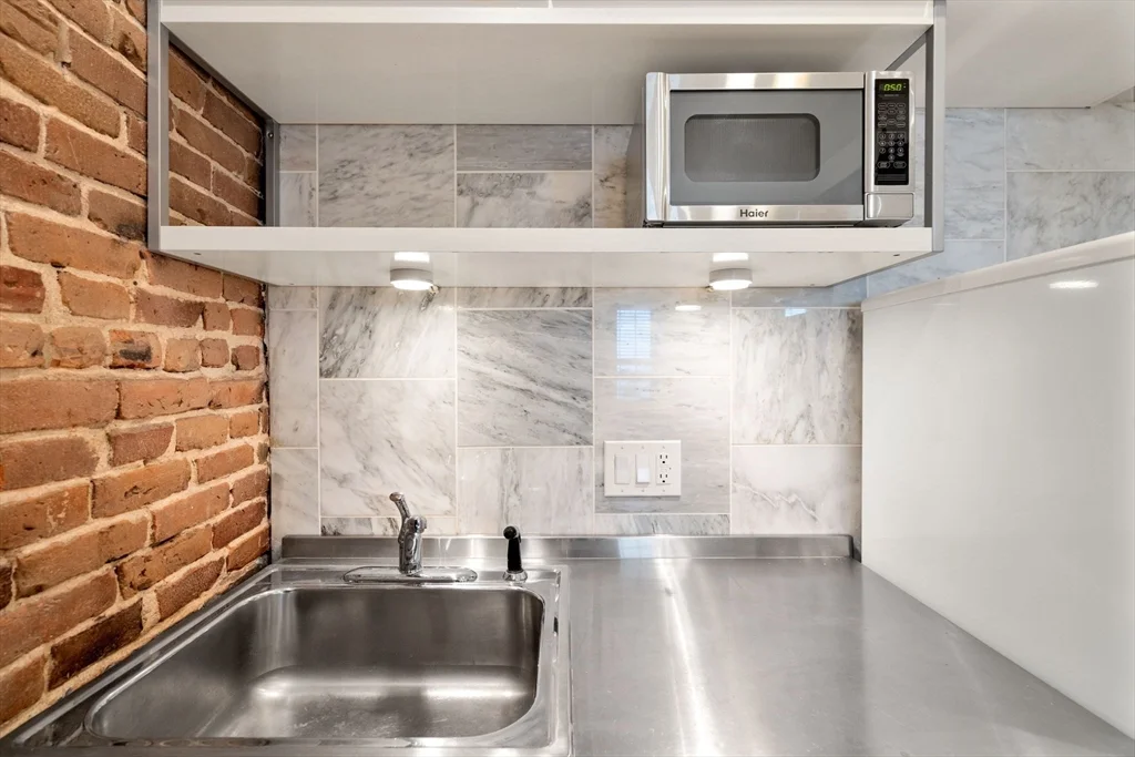 1 bed, 1 bath apartment for rent at 6 North Hudson St Unit 2, North End — photo 3 of 14
