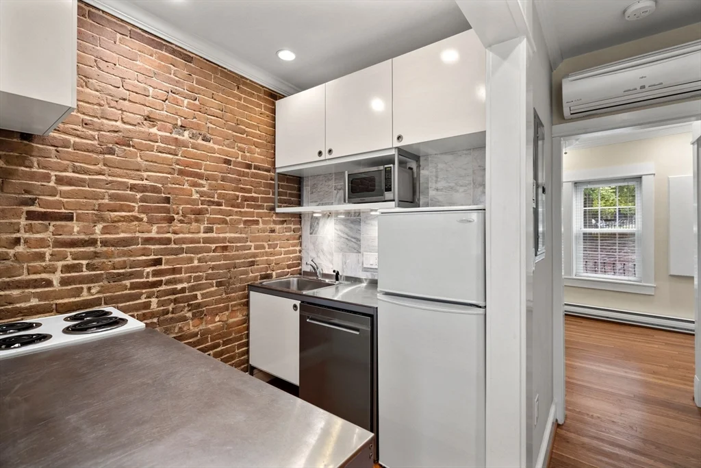 1 bed, 1 bath apartment for rent at 6 North Hudson St Unit 2, North End — photo 1 of 14