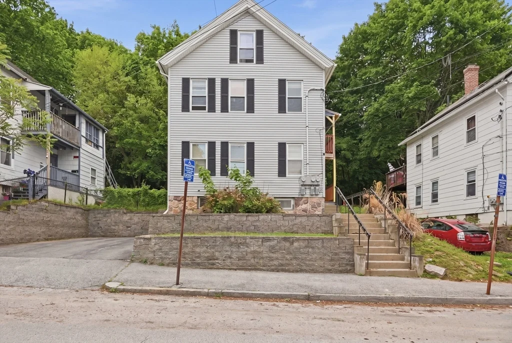 1 bed, 1 bath apartment for rent at 6 Oswald St Unit 1, Worcester — photo 1 of 20