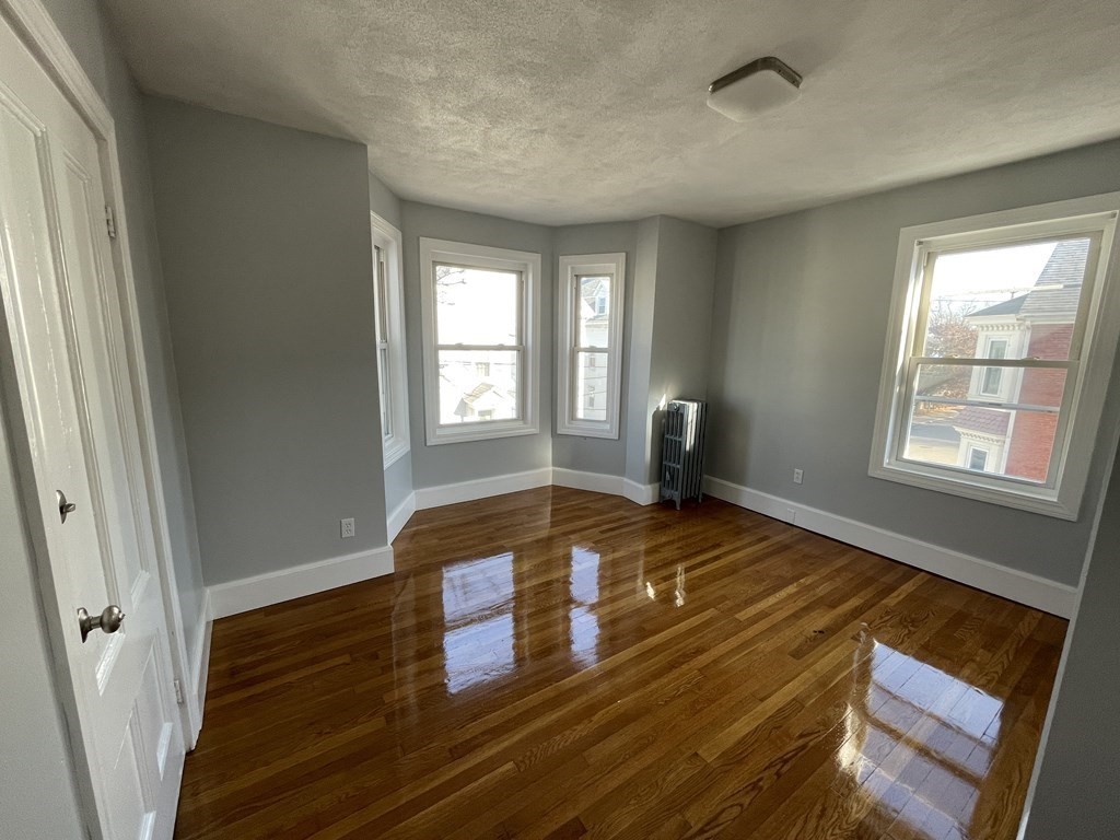 3 bed, 1 bath apartment for rent at 6 Pearl St Unit 2, Salem — photo 2 of 13