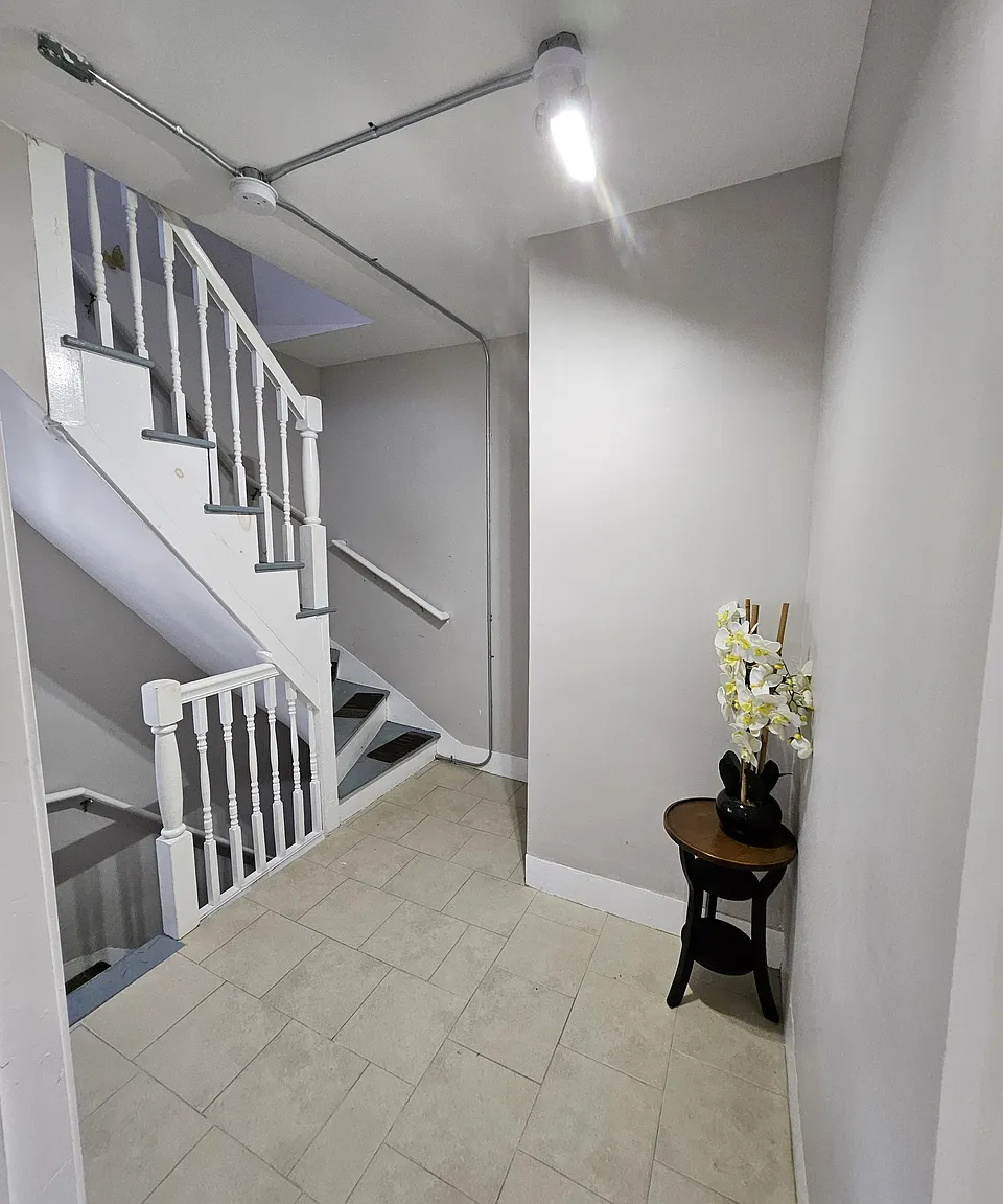 3 bed, 1 bath apartment for rent at 6 Pilgrim Rd Unit 2, Haverhill — photo 2 of 12