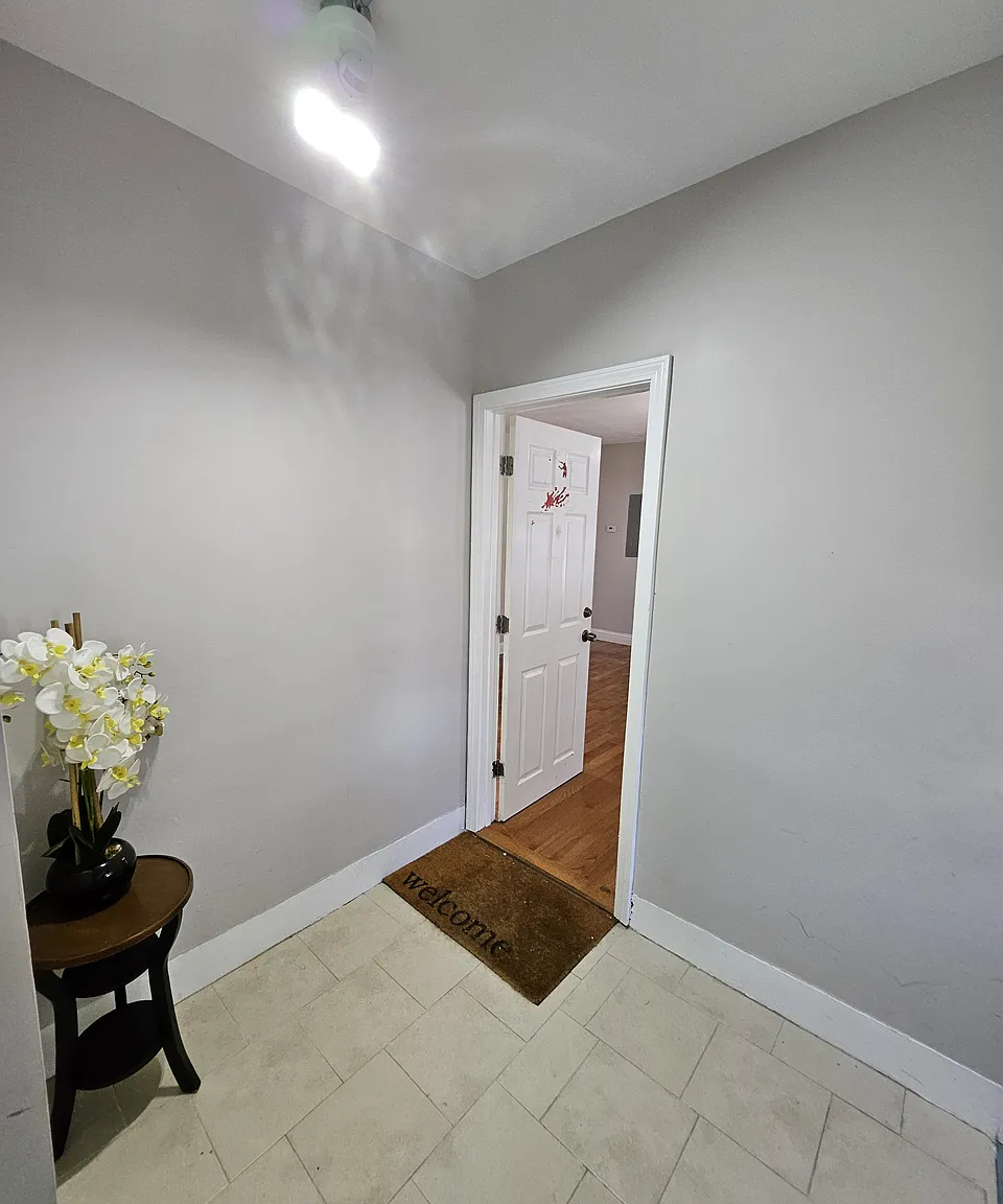 3 bed, 1 bath apartment for rent at 6 Pilgrim Rd Unit 2, Haverhill — photo 3 of 12