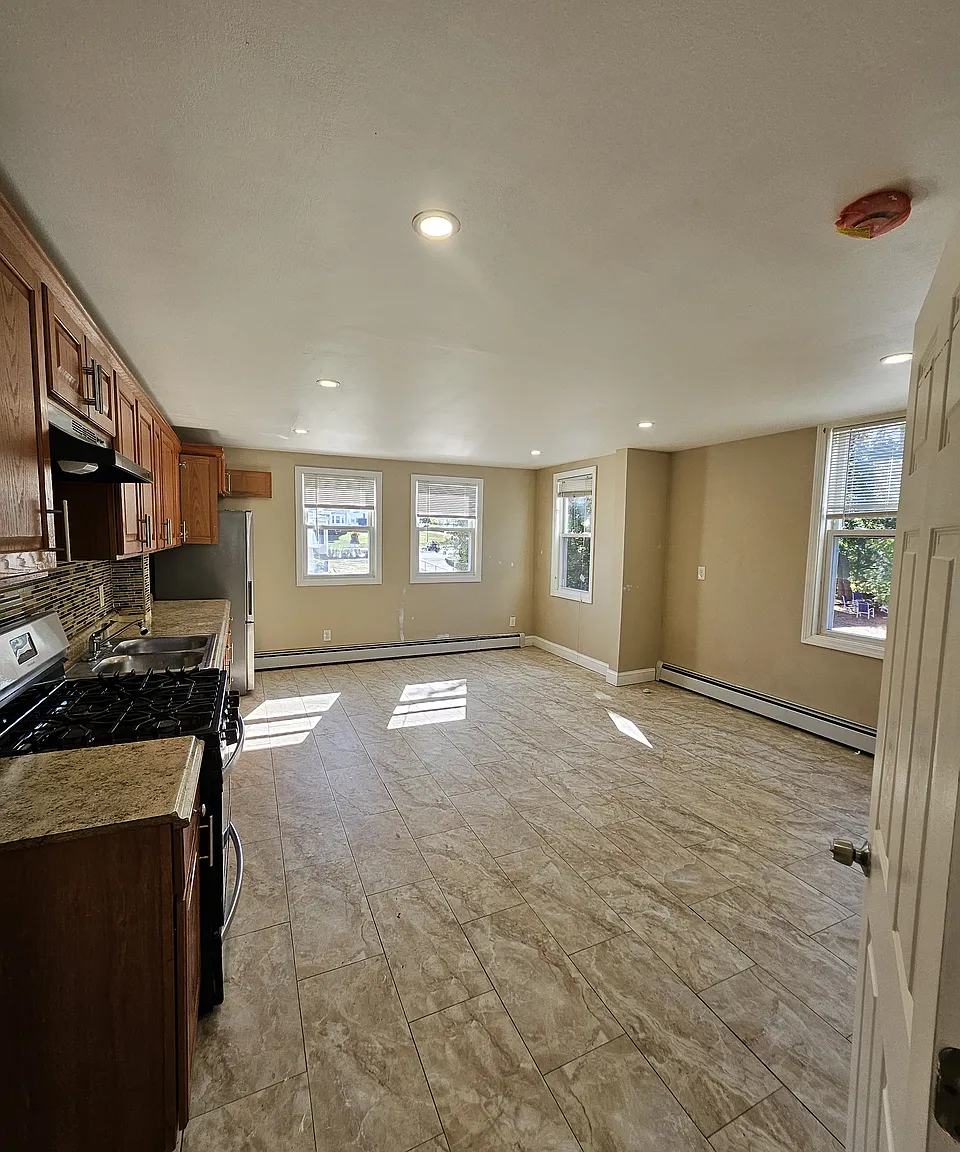 3 bed, 1 bath apartment for rent at 6 Pilgrim Rd Unit 2, Haverhill — photo 10 of 12