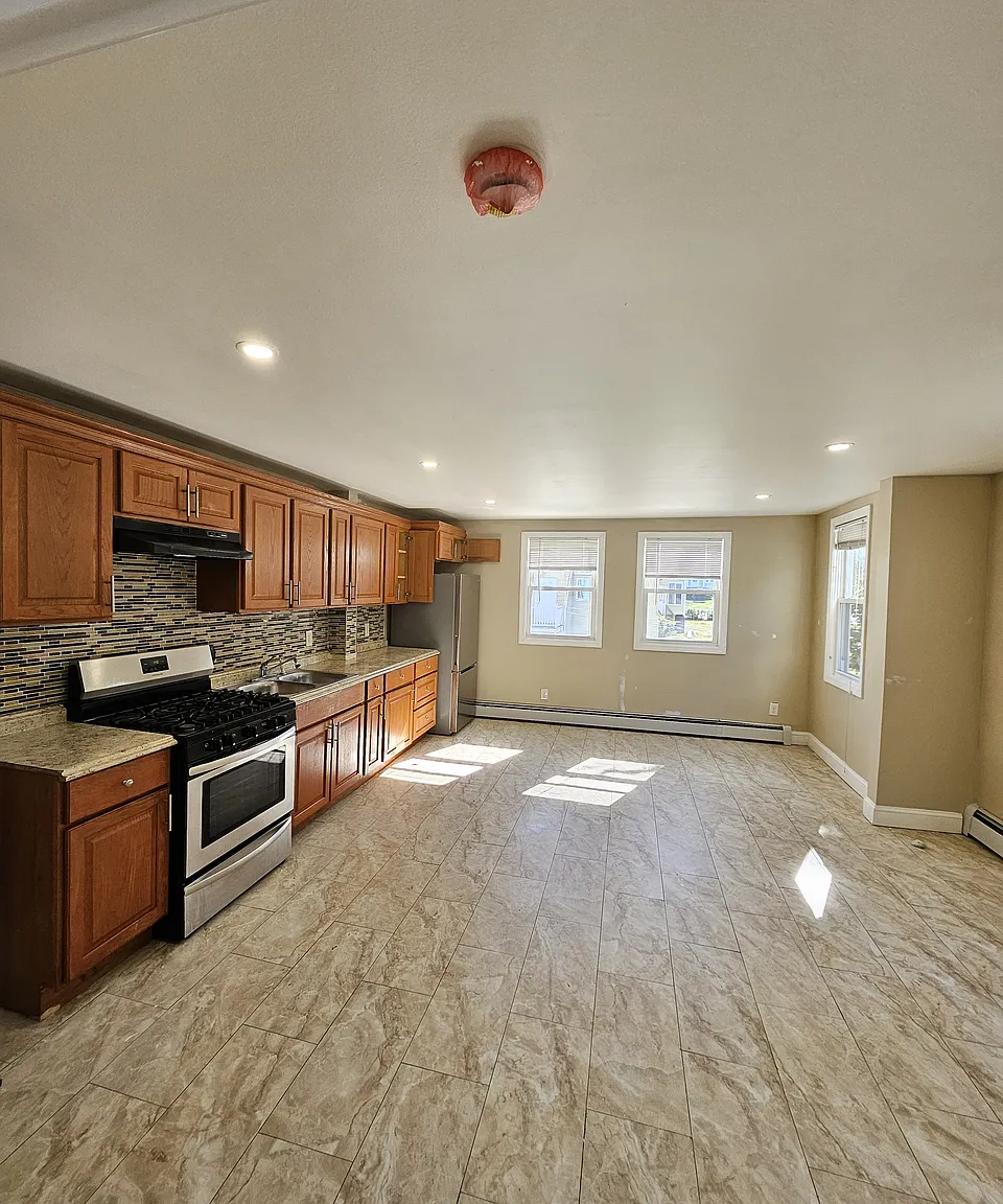 3 bed, 1 bath apartment for rent at 6 Pilgrim Rd Unit 2, Haverhill — photo 11 of 12