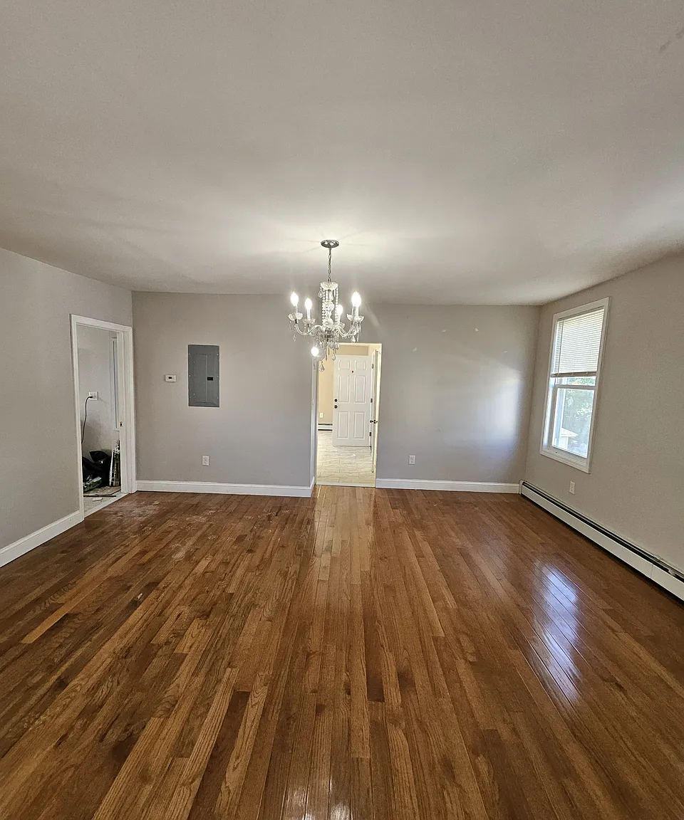 3 bed, 1 bath apartment for rent at 6 Pilgrim Rd Unit 2, Haverhill — photo 4 of 12