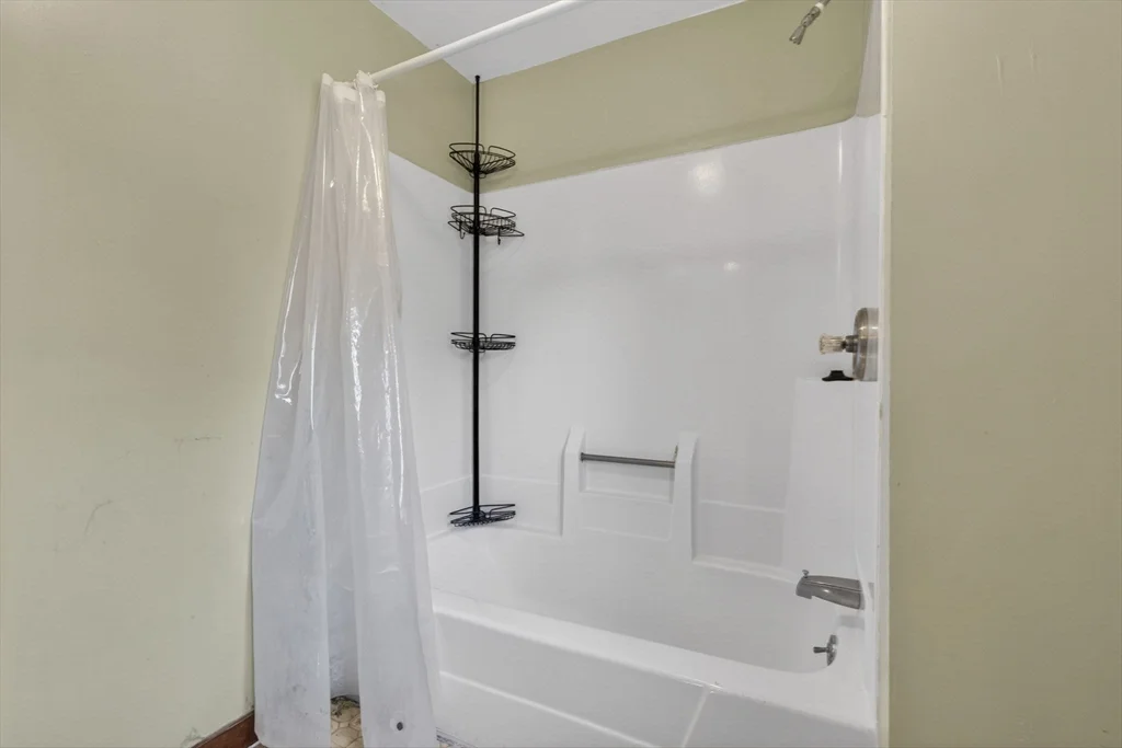 2 bed, 1 bath apartment for rent at 6 Pine Woods Rd, East Kingston — photo 13 of 22