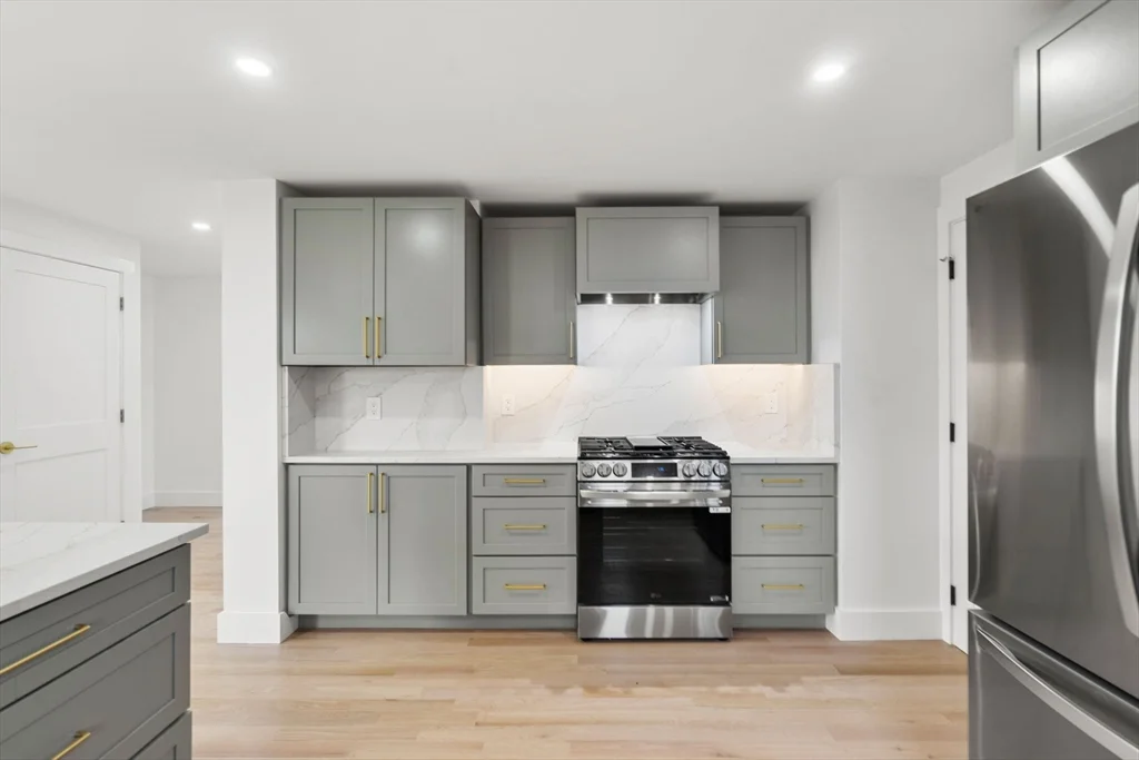 3 bed, 1 bath apartment for rent at 6 Pratt Ave Unit 2, Beverly Cove — photo 17 of 34