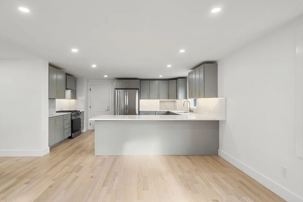 3 bed, 1 bath apartment for rent at 6 Pratt Ave Unit 2, Beverly Cove — photo 11 of 34