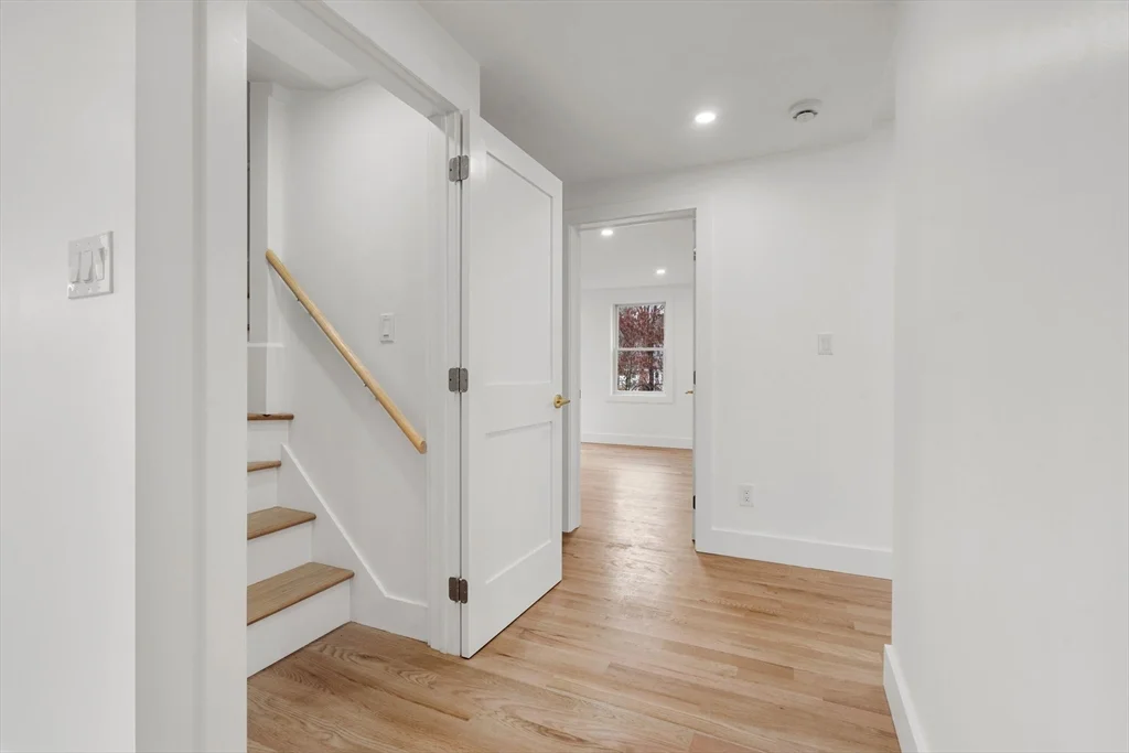 3 bed, 1 bath apartment for rent at 6 Pratt Ave Unit 2, Beverly Cove — photo 20 of 34