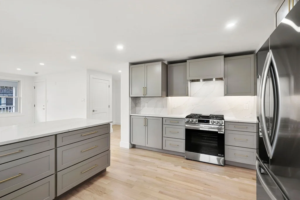 3 bed, 1 bath apartment for rent at 6 Pratt Ave Unit 2, Beverly Cove — photo 15 of 34