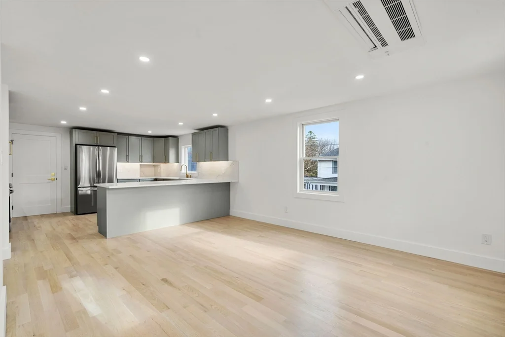 3 bed, 1 bath apartment for rent at 6 Pratt Ave Unit 2, Beverly Cove — photo 9 of 34