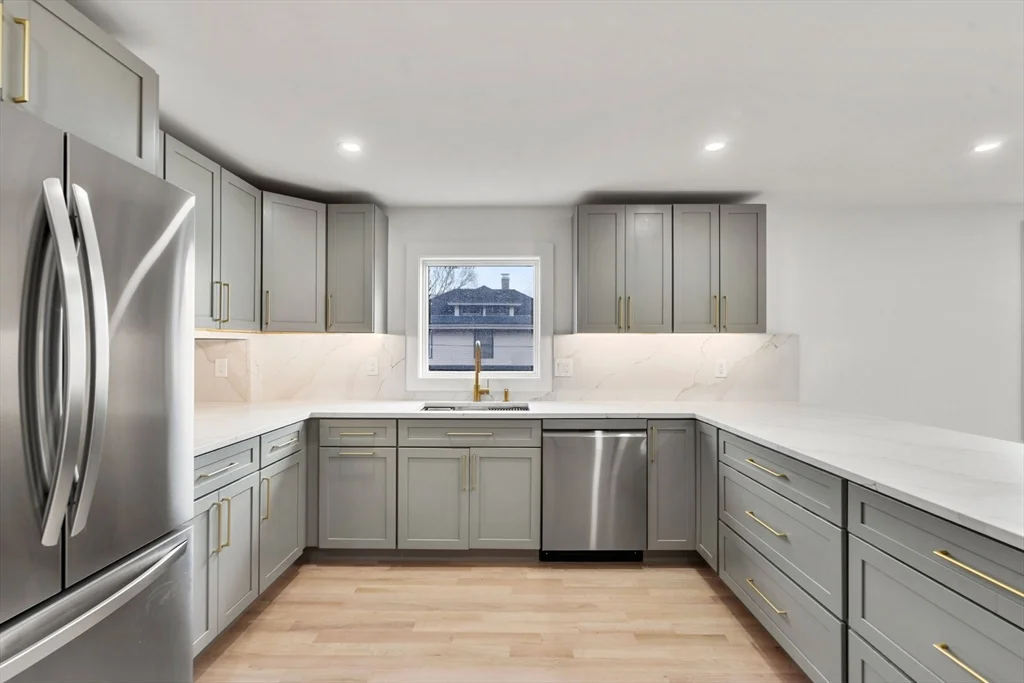 3 bed, 1 bath apartment for rent at 6 Pratt Ave Unit 2, Beverly Cove — photo 14 of 34