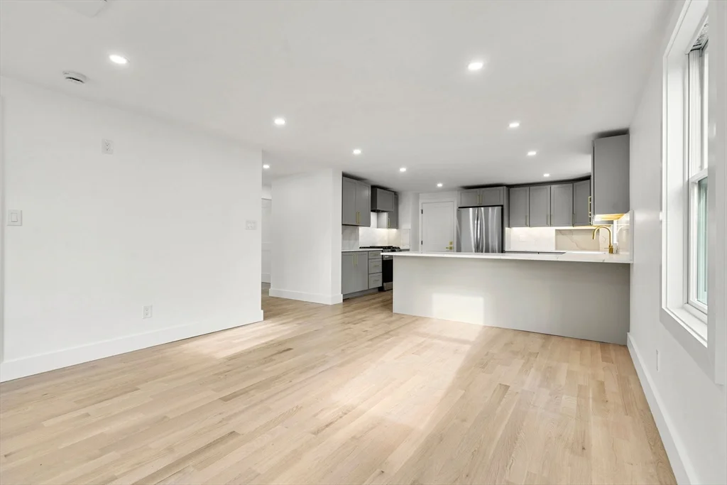 3 bed, 1 bath apartment for rent at 6 Pratt Ave Unit 2, Beverly Cove — photo 6 of 34