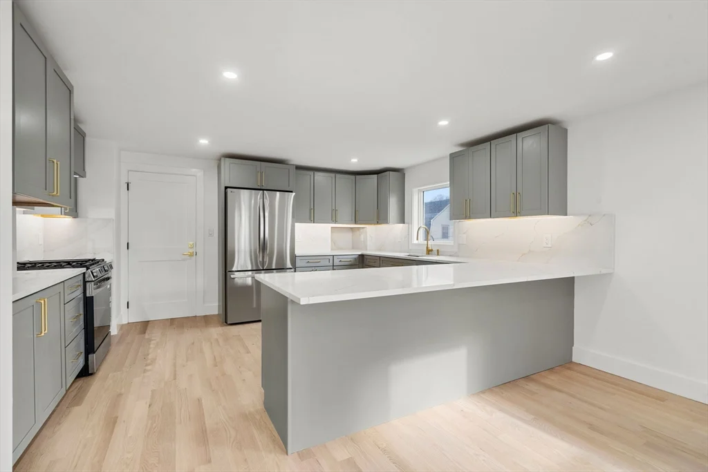 3 bed, 1 bath apartment for rent at 6 Pratt Ave Unit 2, Beverly Cove — photo 10 of 34