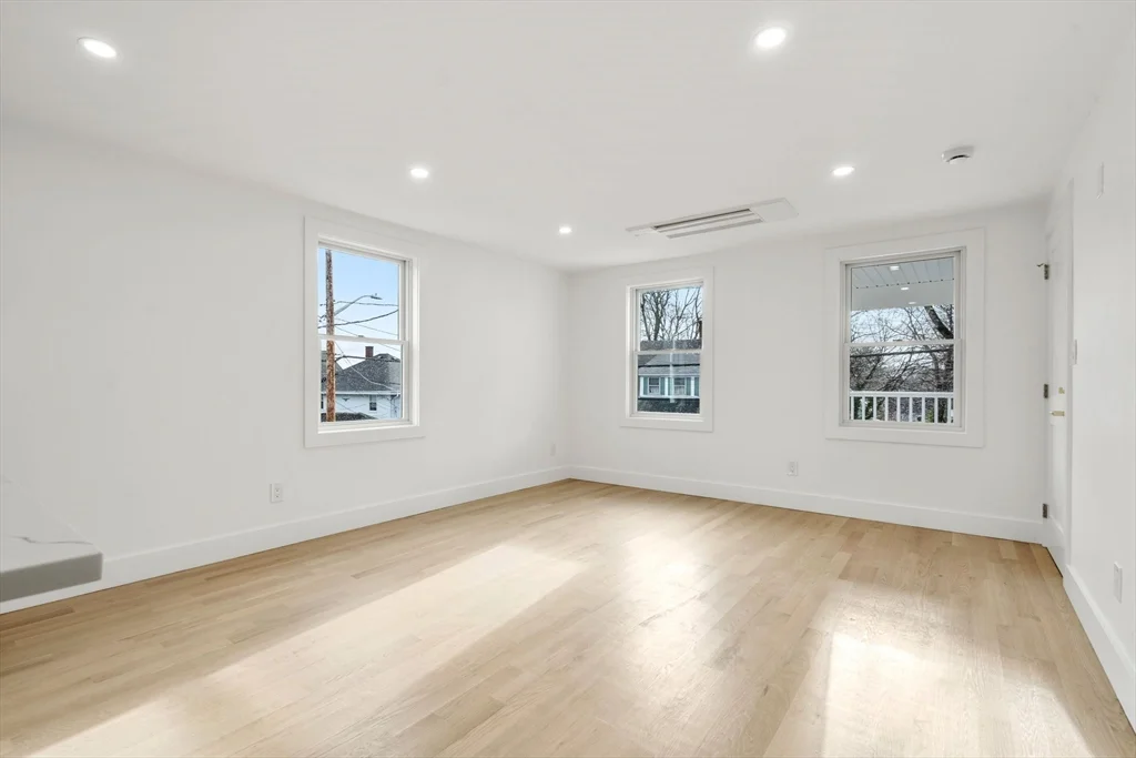 3 bed, 1 bath apartment for rent at 6 Pratt Ave Unit 2, Beverly Cove — photo 8 of 34