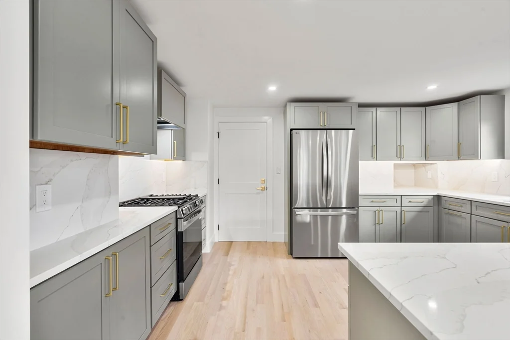 3 bed, 1 bath apartment for rent at 6 Pratt Ave Unit 2, Beverly Cove — photo 12 of 34