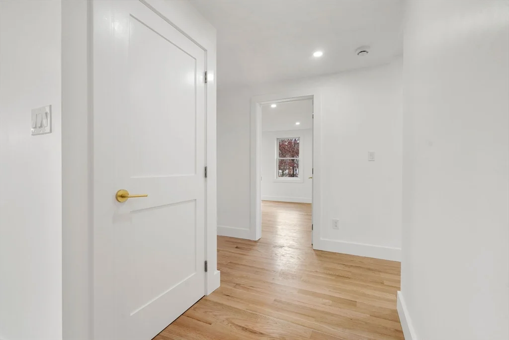 3 bed, 1 bath apartment for rent at 6 Pratt Ave Unit 2, Beverly Cove — photo 19 of 34
