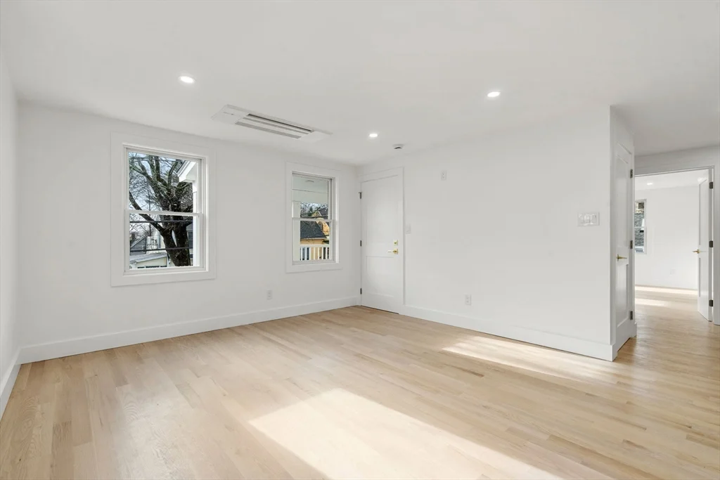 3 bed, 1 bath apartment for rent at 6 Pratt Ave Unit 2, Beverly Cove — photo 7 of 34