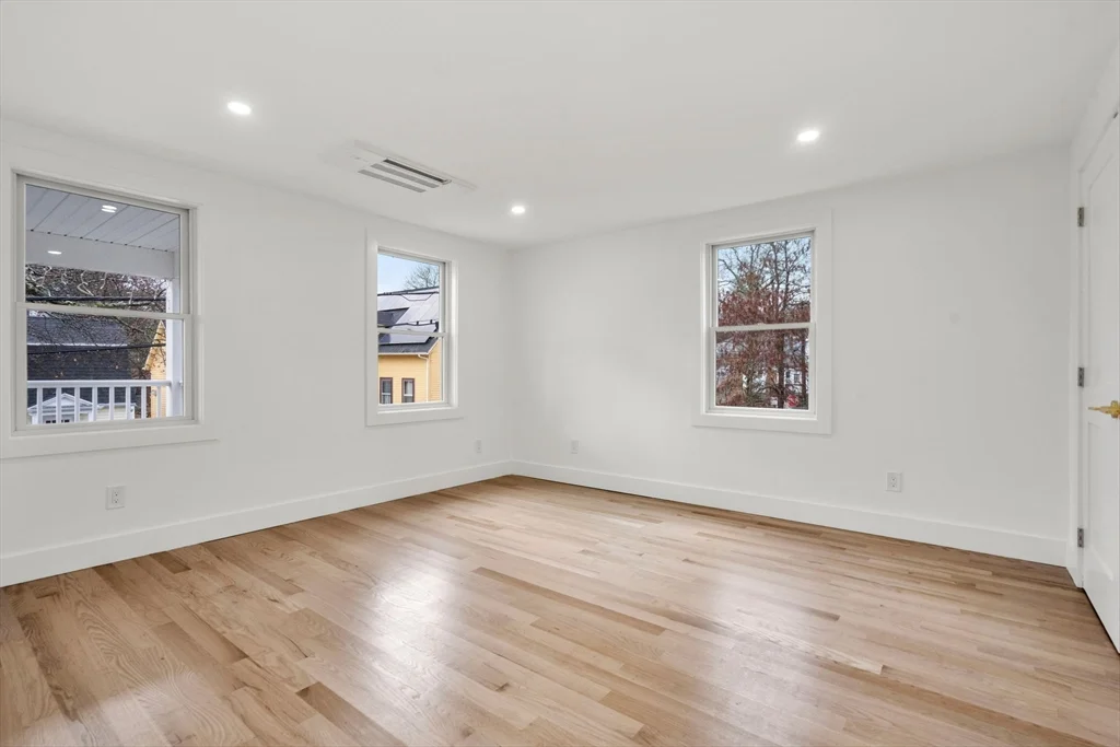 3 bed, 1 bath apartment for rent at 6 Pratt Ave Unit 2, Beverly Cove — photo 24 of 34