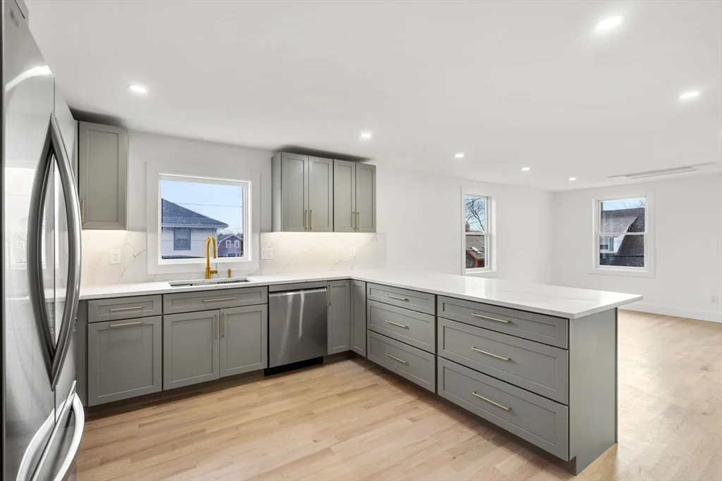 3 bed, 1 bath apartment for rent at 6 Pratt Ave Unit 2, Beverly Cove — photo 13 of 34