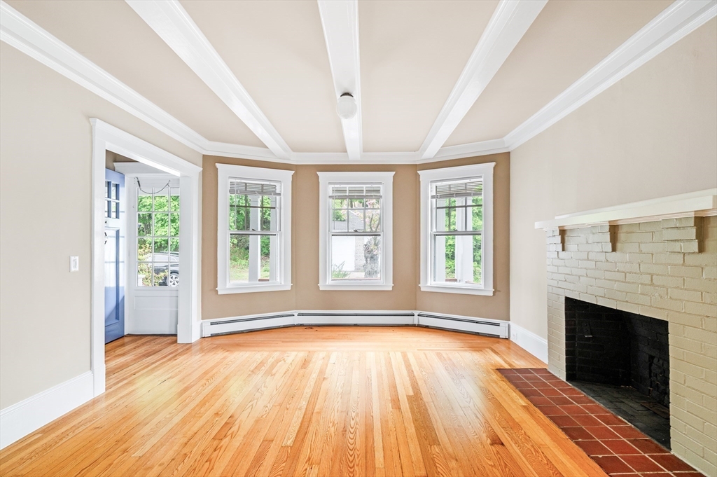 2 bed, 1 bath apartment for rent at 6 Prince St Unit 1, Marblehead — photo 2 of 9