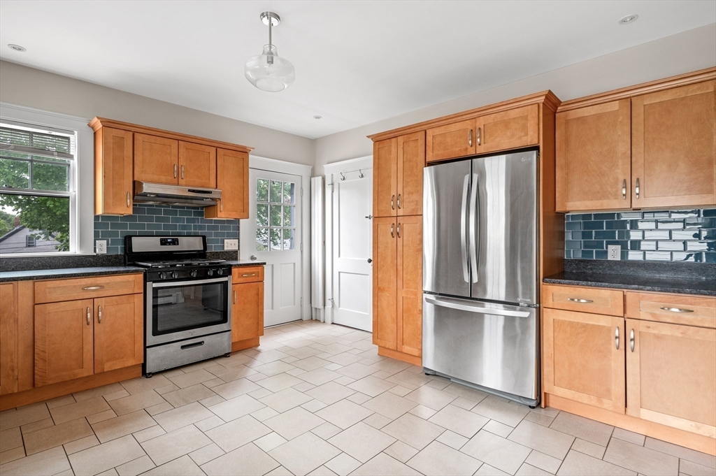 2 bed, 1 bath apartment for rent at 6 Prince St Unit 1, Marblehead — photo 6 of 9