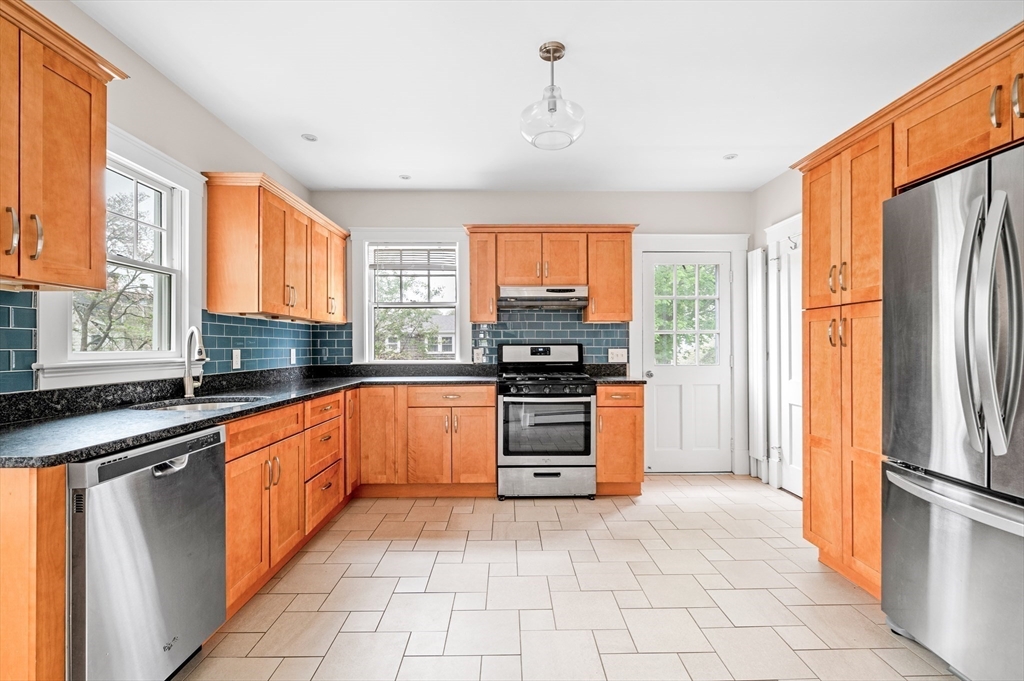 2 bed, 1 bath apartment for rent at 6 Prince St Unit 1, Marblehead — photo 5 of 9