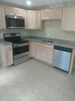 2 bed, 1 bath apartment for rent at 6 Randall Ln Unit 3, Hampstead — photo 2 of 12