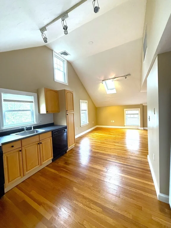 2 bed, 1 bath apartment for rent at 6 Skillings Unit 1, Winchester — photo 5 of 8