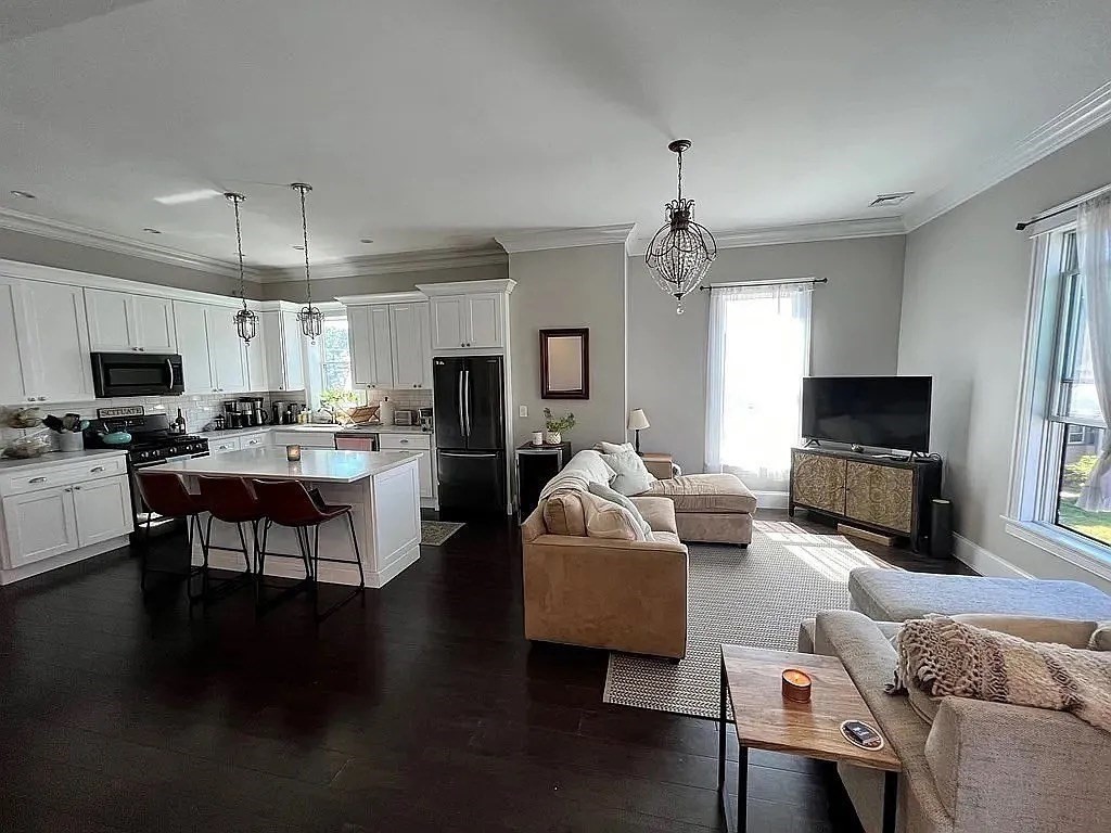 4 bed, 3 bath apartment for rent at 6 Souther Rd Unit 1, Dorchester — photo 2 of 16