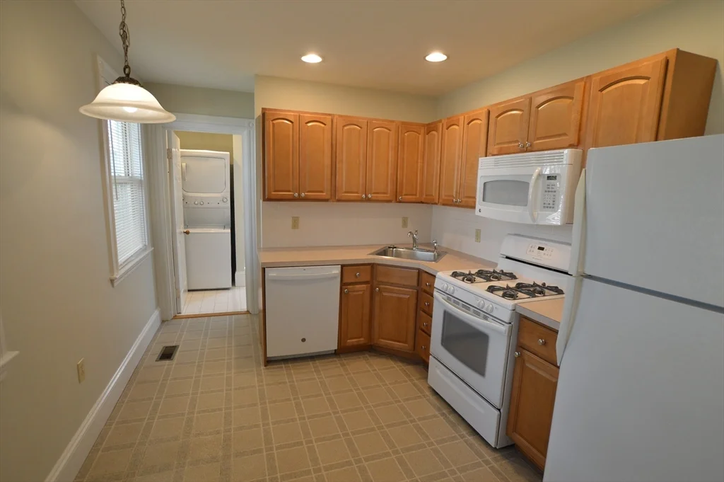 1 bed, 1 bath apartment for rent at 6 Summer St Unit 1L, Beverly — photo 4 of 12