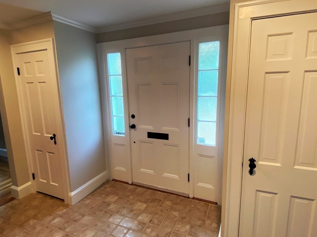 4 bed, 3 bath apartment for rent at 6 Surrey Rd, Newtonville — photo 2 of 38