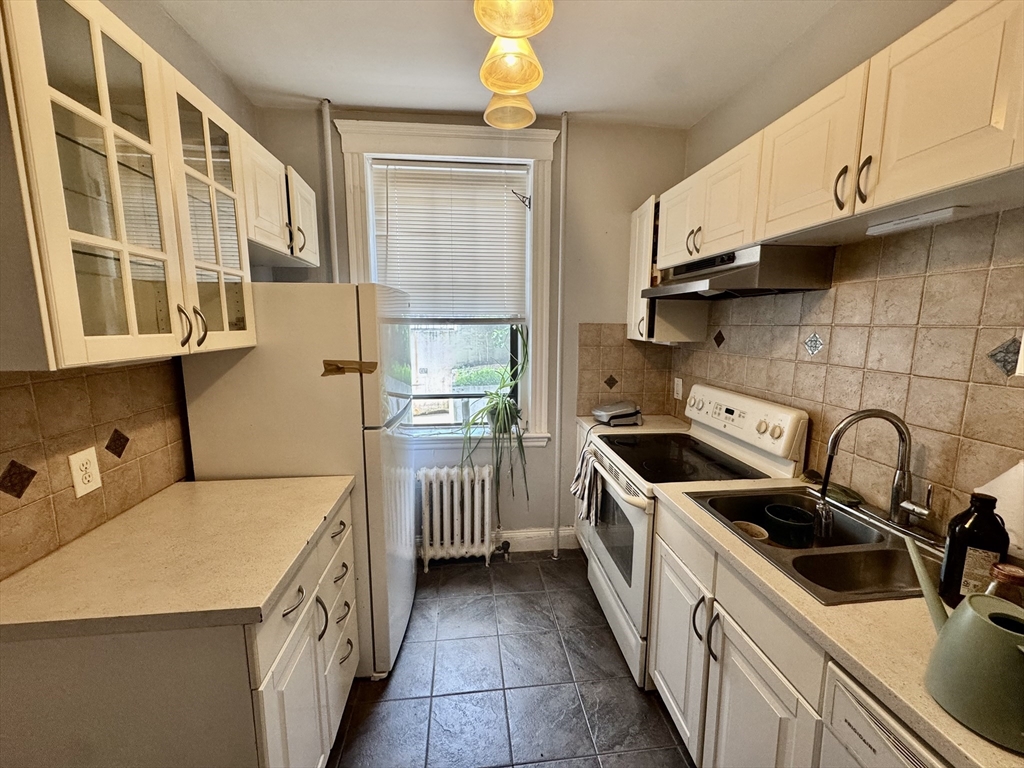 2 bed, 1 bath apartment for rent at 6 Sutherland Rd Unit 3, Brighton — photo 2 of 16