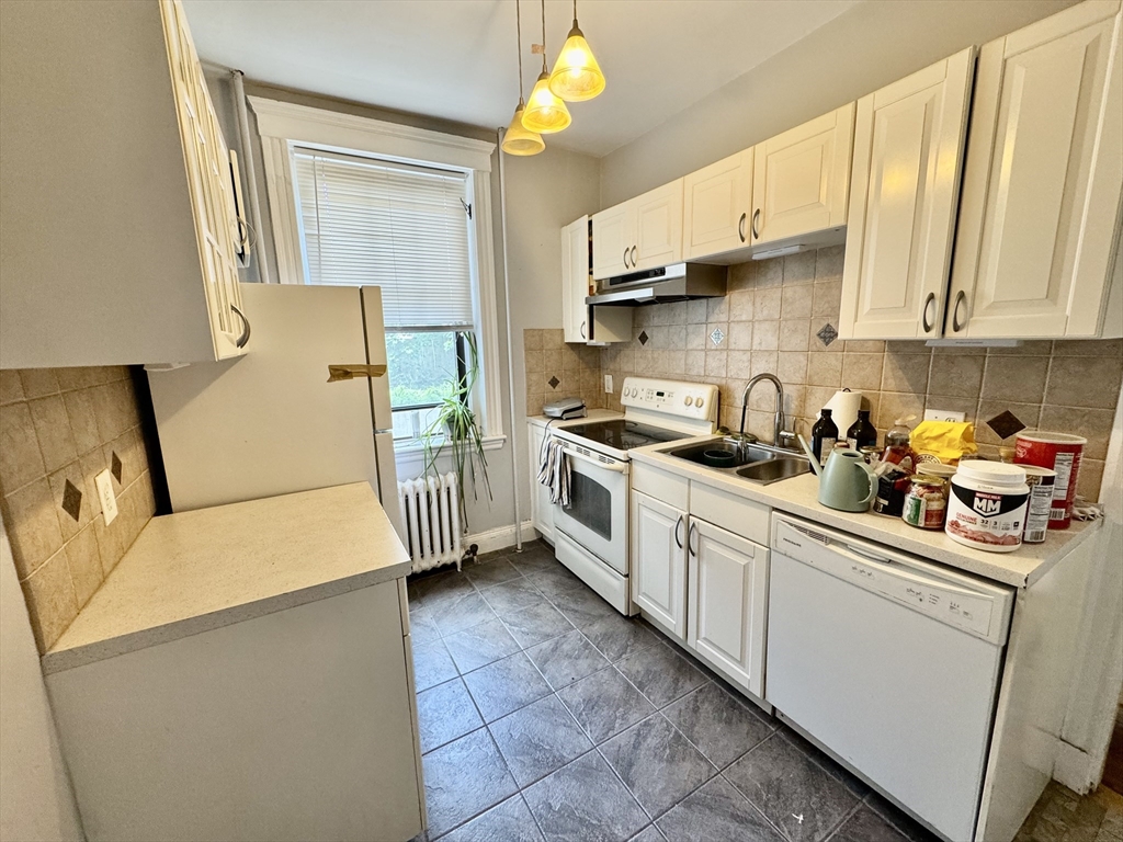 2 bed, 1 bath apartment for rent at 6 Sutherland Rd Unit 3, Brighton — photo 3 of 16