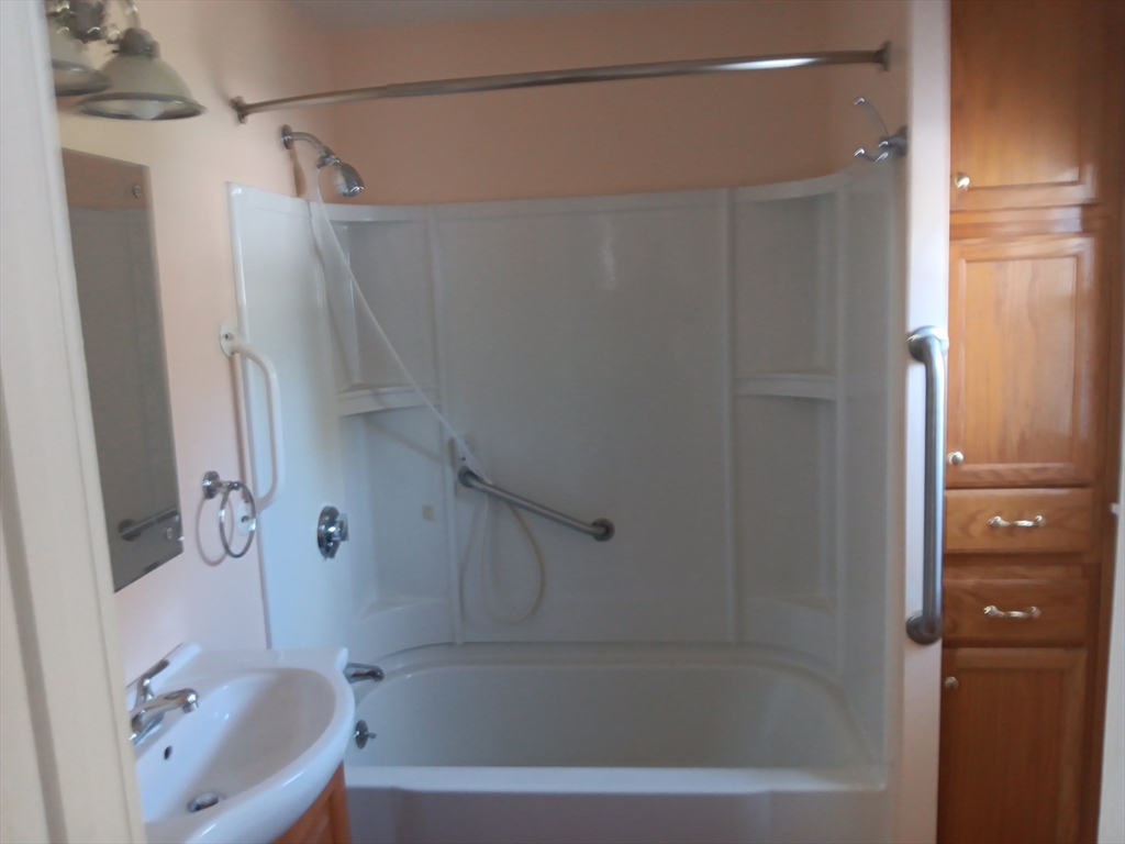 2 bed, 1 bath apartment for rent at 6 Taylor Ct, Worcester — photo 8 of 8