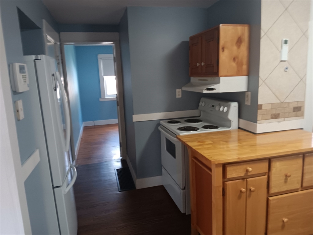 2 bed, 1 bath apartment for rent at 6 Taylor Ct, Worcester — photo 4 of 8