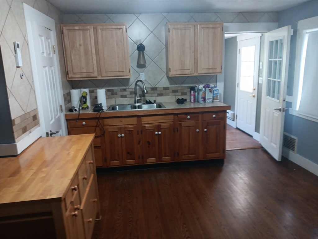 2 bed, 1 bath apartment for rent at 6 Taylor Ct, Worcester — photo 3 of 8