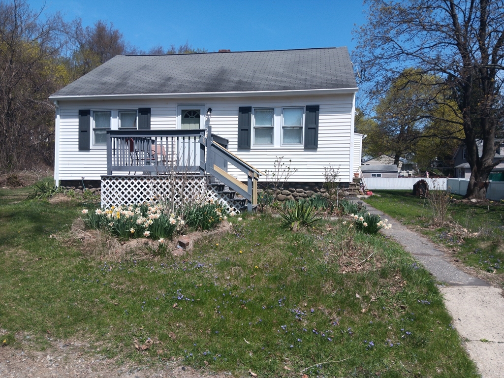 2 bed, 1 bath apartment for rent at 6 Taylor Ct, Worcester — photo 1 of 8