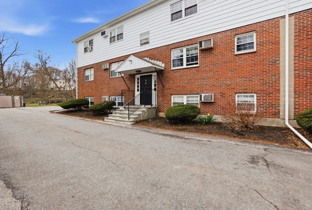 1 bed, 1 bath apartment for rent at 6 Venice St Unit B6, Danvers — photo 2 of 19